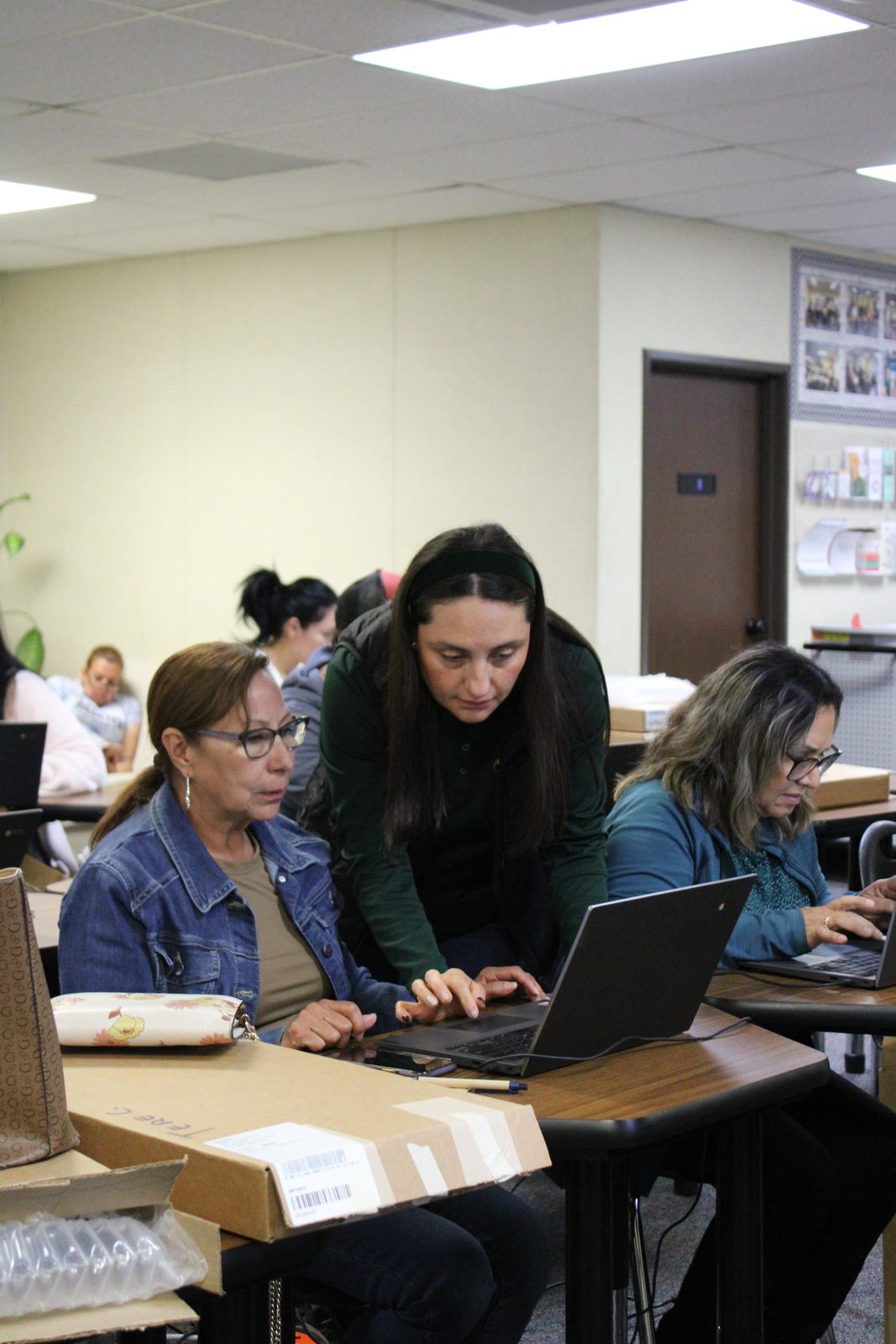 A CFF instructor helping students during a digital-literacy class